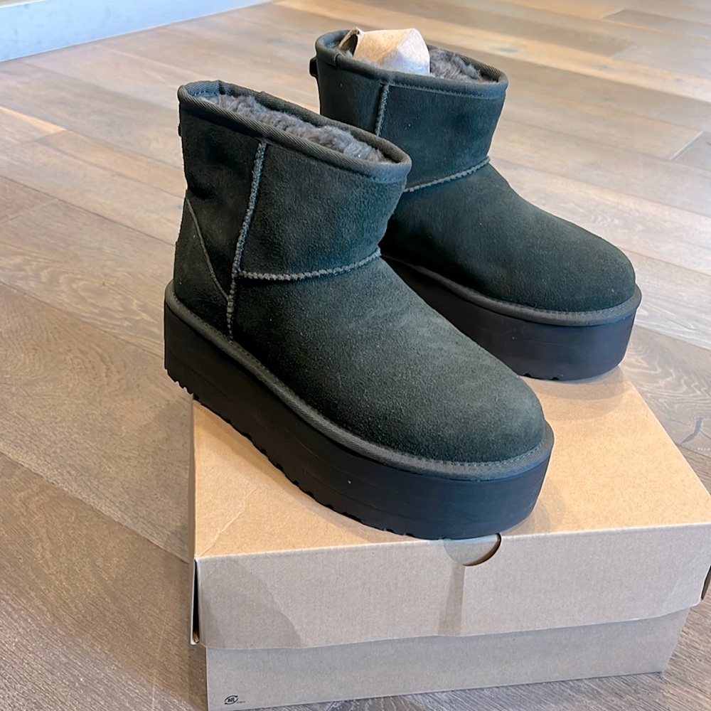 UGG classic mini platform women’s size 7 NEW